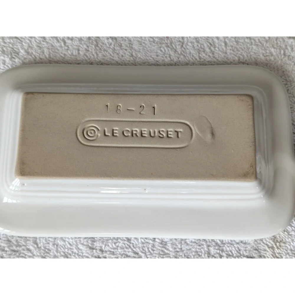 Le Creuset Stoneware 1/4 Lb Stick Butter Dish With Knob Lid Cotton White CHIP